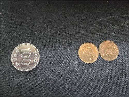 100원 수수료 지불 후 20원만 돌려받는 상황을 보여주는 동전 이미지