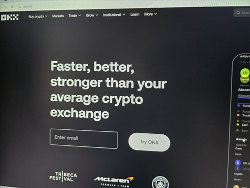 OKX 거래소 회원가입 메인 페이지, 이메일 입력 창과 Try OKX 버튼 표시